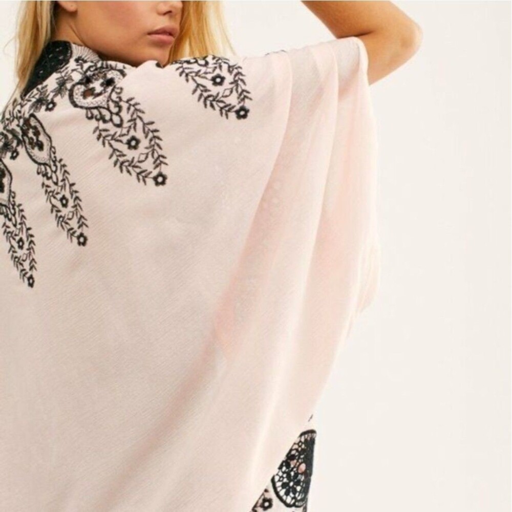 NEW Free People Catania Embroidered Eyelet Pink Kimono Lace Wrap Shawl OS Boho - Picture 3 of 10